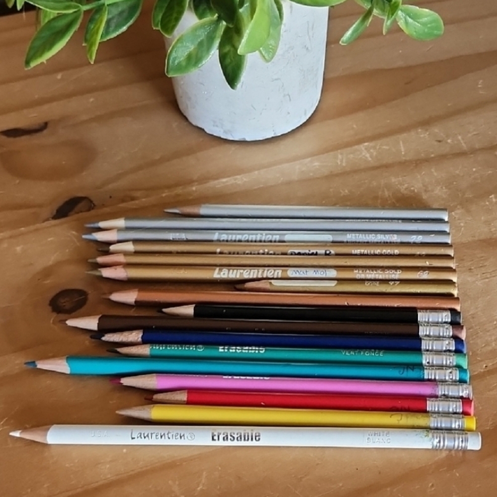 17 Vintgae Laurentien Pencil Ceayons